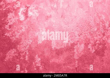 Motivo naturale gelido texture sulla finestra illuminata dal sole invernale come sfondo o carta da parati. Tonalità trendy nel colore 2023 Viva Magenta. Orientati orizzontali Foto Stock