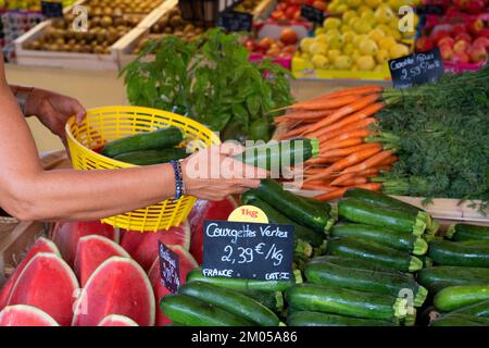 Bancarella di ortaggi nel mercato di Sanary-sur-mer, Francia Foto Stock