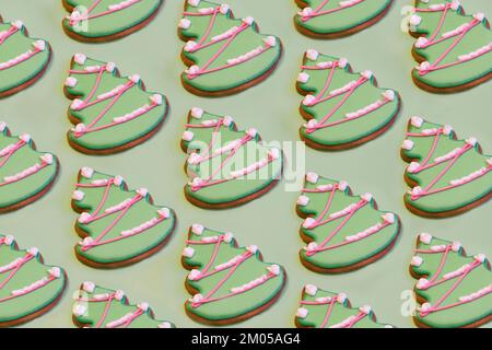 modello dell'albero di natale. biscotti di pan di zenzero a forma di verde. Cibo tradizionale. Concetto di vacanza di Capodanno Foto Stock