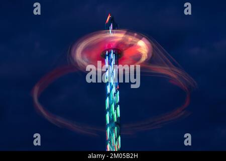 Swing nei parchi in movimento di notte in Ucraina nel parco in vacanza Foto Stock