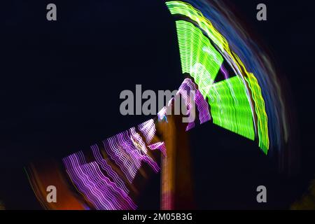 Swing nei parchi in movimento di notte in Ucraina nel parco in vacanza Foto Stock