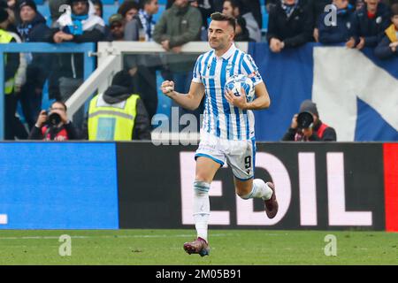 Ferrara, Italia. 04th Dec, 2022. Gabriele Moncini festeggia dopo aver segnato il gol del 2-3 durante la SPAL vs Modena FC, partita italiana di calcio Serie B a Ferrara, Italia, dicembre 04 2022 Credit: Independent Photo Agency/Alamy Live News Foto Stock