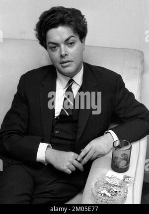 Bruno Leonardo Gelber, pianista argentino, durante un'intervista a Buenos Aires, Argentina, 1965 Foto Stock