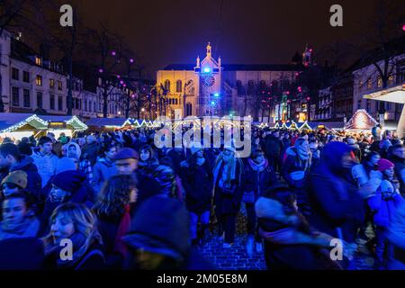 22eme edizione des Plaisirs d'hiver au coeur de Bruxelles a la Place Sainte Catherine et au Marche aux poissons. Près de 200 chalet, des animations, u Foto Stock