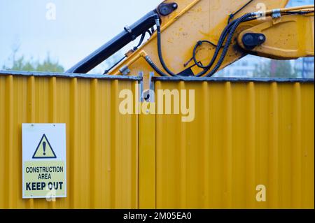 Cartello di non consentire l'accesso al cantiere, solo per lavori di lavoro Foto Stock