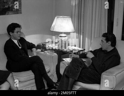 Bruno Leonardo Gelber, pianista argentino, con Rodolfo Arizaga, compositore e critico musicale argentino, durante un'intervista per la rivista Primera Plana, Buenos Aires, Argentina, 1965 Foto Stock