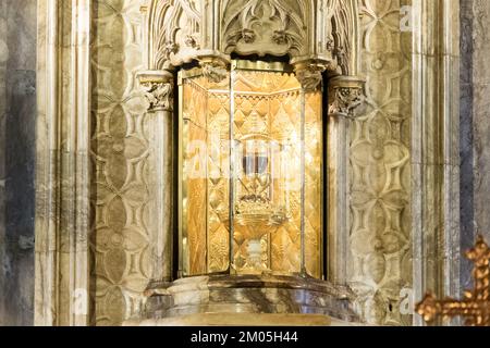 Dettaglio architettonico della Cappella del Santo Calice, situato all'interno della Cattedrale di Valencia, nel centro storico della città Foto Stock