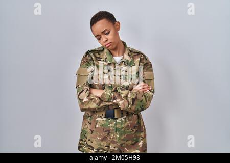 Bella donna afroamericana indossando mimetizzazione esercito uniforme cercando sonnolento e stanco, esausta per fatica e hangover, occhi pigri nel mornin Foto Stock