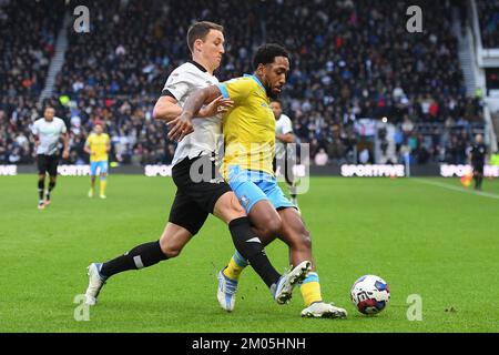 Mallik Wilks of Sheffield Mercoledì scude la palla da Craig Forsyth di Derby County durante la partita Sky Bet League 1 tra Derby County e Sheffield Mercoledì al Pride Park, Derby Sabato 3rd dicembre 2022. (Credit: Jon Hobley | NOTIZIE MI) Credit: NOTIZIE MI & Sport /Alamy Live News Foto Stock