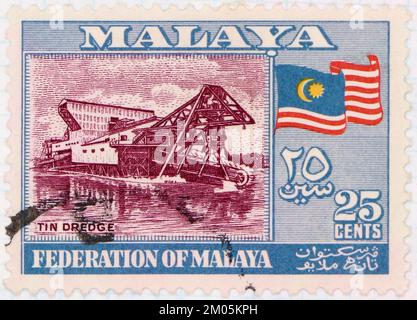 Foto di un francobollo della Federazione di Malaya Tin draghe e bandiera Definitives serie 1957 Foto Stock