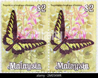 Foto di due francobolli congiunti dalla Malesia Rajah Brooke's Birdwing Trogonoptera Brookiana Butterflies of Malaysia 1970-1977 serie 1970 Foto Stock