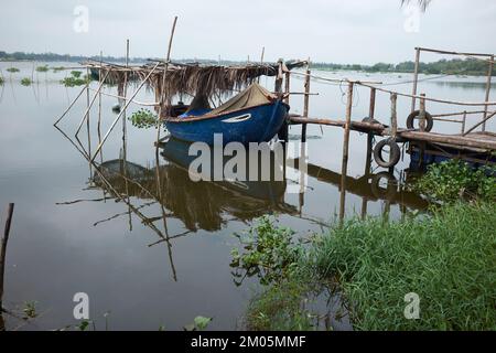 Barche da pesca sul fiume in Hoi An Vietnam Foto Stock