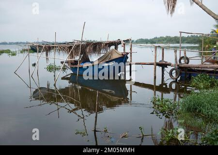 Barche da pesca sul fiume in Hoi An Vietnam Foto Stock