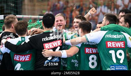 Lipsia, Germania. 04th Dec, 2022. Pallamano: Bundesliga, SC DHfK Leipzig - SG Flensburg-Handewitt, giorno 15, Arena Leipzig. La squadra di Lipsia celebra la stretta vittoria. Credit: Hendrik Schmidt/dpa/Alamy Live News Foto Stock