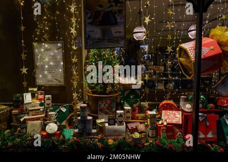 La vetrina natalizia del Betty's Café and Tea Rooms ospita scatole di cioccolato, biscotti, shortbread e un albero di Natale. Harrogate, Inghilterra, Regno Unito. Foto Stock