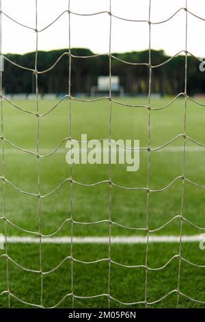 Primo piano della rete di un obiettivo di calcio vuoto. Stadio di calcio attraverso la porta. Foto Stock