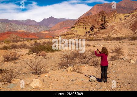 Donna fotografa il paesaggio nella regione di Salta, Argentina Foto Stock