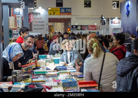Istanbul, Turchia. 4 dicembre 2022: La Fiera Internazionale del Libro di Istanbul ha aperto le sue porte per la 39th volta al Centro Congressi e Fiere di Tuyap Istanbul dopo l'epidemia di Covid-19 a Beylikduzu, Istanbul Turkiye, il 4 dicembre 2022. Organizzato da TUYAP, Tum FuarcÄ±lÄ±k YapÄ±m AS, in collaborazione con l'Associazione degli Editori Turchi, la fiera a tema Book Returns to the City continuerà fino al 11 dicembre. (Credit Image: © Tolga Ildun/ZUMA Press Wire) Credit: ZUMA Press, Inc./Alamy Live News Foto Stock