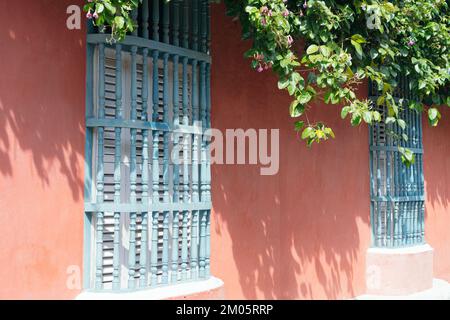 Strada colorata di Cartegena. Architettura coloniale Foto Stock