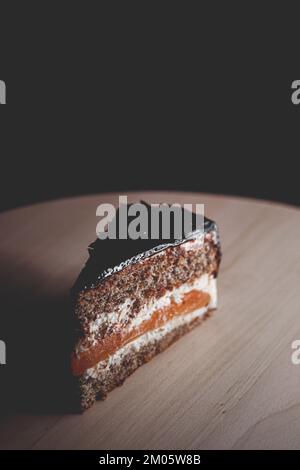 Dessert e cibo dolce, fetta di torta a strati con crema, caramello e cioccolato come idea di ricetta per il trattamento delle vacanze Foto Stock