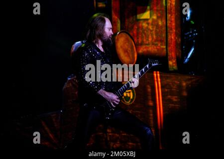 03 dicembre 2022, Toluca, Messico: Ian Hill della band britannica Judas Priest suona sul palco durante il secondo giorno del Hell and Heaven Metal Fest al Foro Pegaso. Il 03 dicembre 2022 a Toluca, Messico. (Foto di Carlos Santiago/ Eyepix Group) Foto Stock