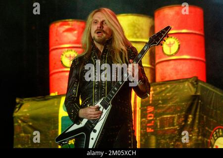 03 dicembre 2022, Toluca, Messico: Il chitarrista Richie Faulkner della band britannica Judas Priest suona sul palco durante il secondo giorno del Hell and Heaven Metal Fest al Foro Pegaso. Il 03 dicembre 2022 a Toluca, Messico. (Foto di Carlos Santiago/ Eyepix Group) Foto Stock