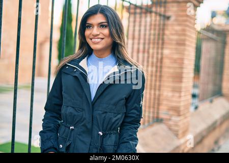 Bella donna ispanica sorridente confidente in città Foto Stock