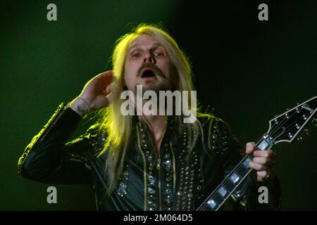 Toluca, Messico. 03rd Dec, 2022. Il chitarrista Richie Faulkner della band britannica Judas Priest suona sul palco durante il secondo giorno del Hell and Heaven Metal Fest al Foro Pegaso. Il 03 dicembre 2022 a Toluca, Messico. (Credit Image: © Carlos Santiago/eyepix via ZUMA Press Wire) Foto Stock