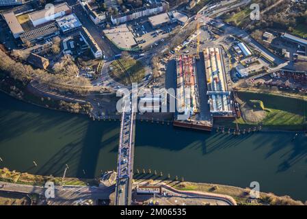 Vista aerea, porto di Duisburg e ponte Karl Lehr e cantiere di costruzione Am Brink angolo Kaßlerfelder Straße così come il fiume Ruhr affluente in R Foto Stock