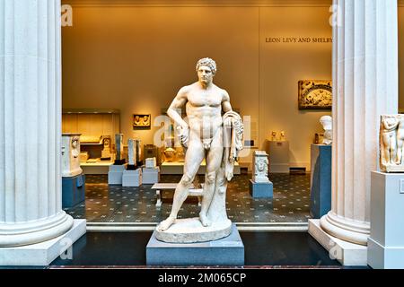 New York. Manhattan. Stati Uniti. Il Metropolitan Museum of Art Statua di marmo di Ercole. Gallerie greche e romane Foto Stock