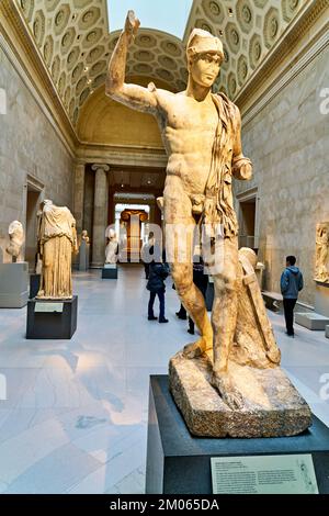 New York. Manhattan. Stati Uniti. Il Metropolitan Museum of Art Arte greca e romana Statua di marmo di un guerriero ferito Foto Stock