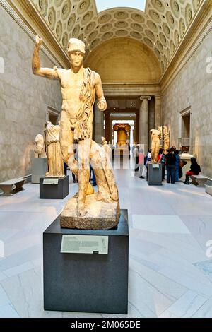 New York. Manhattan. Stati Uniti. Il Metropolitan Museum of Art Arte greca e romana Statua di marmo di un guerriero ferito Foto Stock