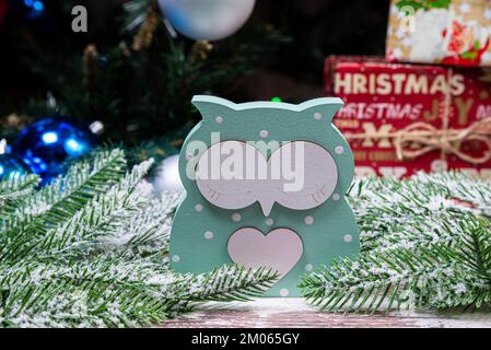 Giocattoli di legno per l'albero di Natale e rami verdi dell'albero di Natale su uno sfondo grigio scuro. Concetto di Natale. Copia spazio. Foto Stock