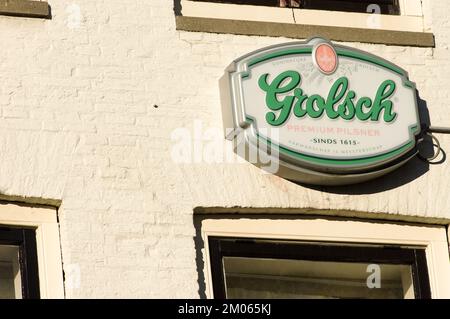 Utrecht, Paesi Bassi - 12 novembre 2022: Il logo verde di Grolsch sulla facciata di un pub Foto Stock