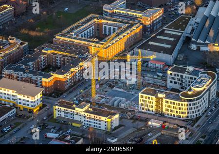 Vista aerea, cantiere e progetto di costruzione laterale Neue Weststadt a Frohnhauser Straße Helmut-Käutner-Straße e Kurt-Jooss-Straße in serata l Foto Stock