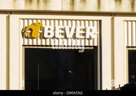 Utrecht, Paesi Bassi - 12 novembre 2022: Il logo giallo e giallo di Bever sulla facciata di un negozio. Foto Stock