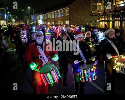 Queenborough, Kent, Regno Unito. 4th Dec, 2022. Queenborough nel Kent's annuale luce di Natale / fiaccola sfilata attraverso la strada principale che termina con uno spettacolo di fuochi d'artificio nel porto. Credit: James Bell/Alamy Live News Foto Stock