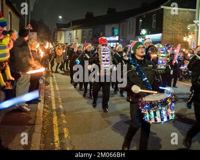 Queenborough, Kent, Regno Unito. 4th Dec, 2022. Queenborough nel Kent's annuale luce di Natale / fiaccola sfilata attraverso la strada principale che termina con uno spettacolo di fuochi d'artificio nel porto. Credit: James Bell/Alamy Live News Foto Stock
