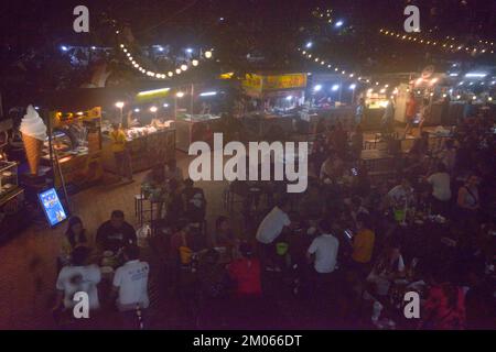 La partecipazione al mercato notturno di Luang Prabang il venerdì sera in Laos è tornata alla normalità dopo la pandemia del Covid-19. Foto Stock