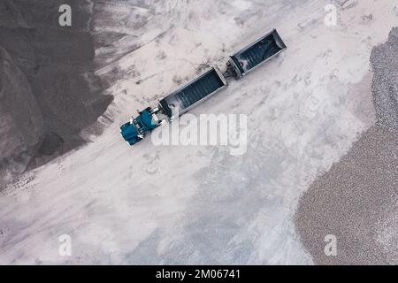 Grande trasportatore di ghiaia in arrivo per un prelievo presso un impianto di aggregato sfuso nel Michigan sudorientale, Stati Uniti Foto Stock