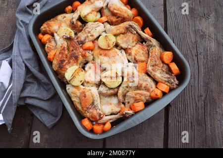 Funghi di coniglio arrosto in padella con verdure stufate su superficie rustica tavola di legno Foto Stock