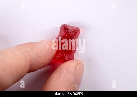 Caramelle di gelatina di gommose rosse in zucchero, fondo Foto stock - Alamy