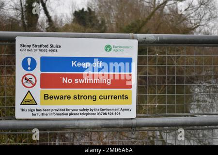 Cartello segnaletico presso la chiusa sul fiume Great Ouse a Stony Stratford, con spazio copia. Foto Stock