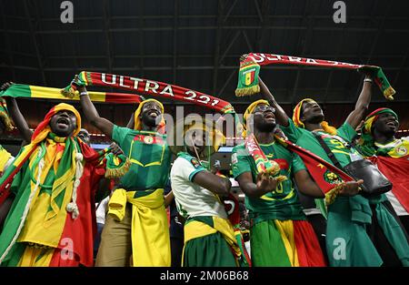 Al Khor, Qatar. 4th Dec, 2022. I fan del Senegal si rallegrano prima della partita del Round of 16 tra Inghilterra e Senegal della Coppa del mondo FIFA 2022 allo stadio al Bayt di al Khor, Qatar, 4 dicembre 2022. Credit: Li GA/Xinhua/Alamy Live News Foto Stock