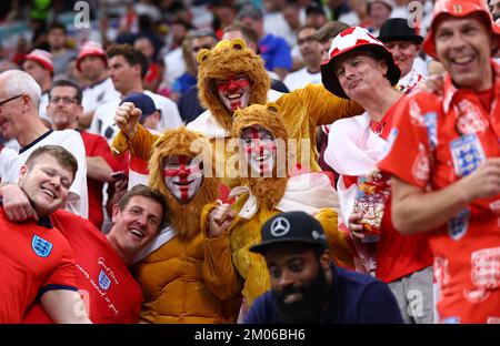 Al Khor, Qatar. 4th Dec, 2022. Tifosi inglesi durante la partita della Coppa del mondo FIFA 2022 allo stadio al Bayt di al Khor. Il credito per le immagini dovrebbe essere: David Klein/Sportimage Credit: Sportimage/Alamy Live News Foto Stock