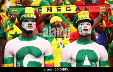 Al Khor, Qatar. 4th Dec, 2022. Tifosi del Senegal durante la partita della Coppa del mondo FIFA 2022 allo stadio al Bayt di al Khor. Il credito per le immagini dovrebbe essere: David Klein/Sportimage Credit: Sportimage/Alamy Live News Foto Stock