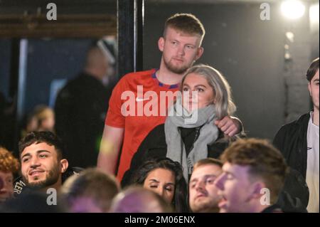 The Mill, Digbeth, Birmingham, 4 dicembre 2022 - i tifosi inglesi al 4TheFans fan Park di Birmingham, mentre l'Inghilterra gioca contro il Senegal nella Coppa del mondo FIFA 2022. Credito: Interrompi stampa Media/Alamy Live News Foto Stock