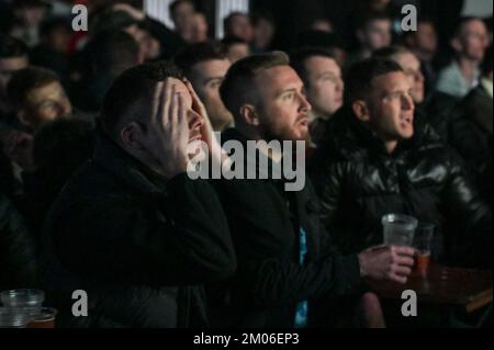 The Mill, Digbeth, Birmingham, 4 dicembre 2022 - i tifosi inglesi al 4TheFans fan Park di Birmingham, mentre l'Inghilterra gioca contro il Senegal nella Coppa del mondo FIFA 2022. Credito: Interrompi stampa Media/Alamy Live News Foto Stock