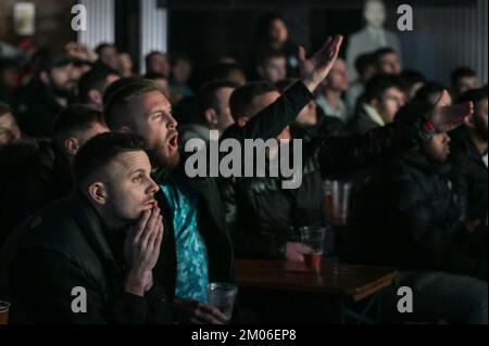 The Mill, Digbeth, Birmingham, 4 dicembre 2022 - i tifosi inglesi al 4TheFans fan Park di Birmingham, mentre l'Inghilterra gioca contro il Senegal nella Coppa del mondo FIFA 2022. Credito: Interrompi stampa Media/Alamy Live News Foto Stock