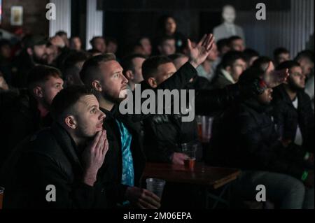 The Mill, Digbeth, Birmingham, 4 dicembre 2022 - i tifosi inglesi al 4TheFans fan Park di Birmingham, mentre l'Inghilterra gioca contro il Senegal nella Coppa del mondo FIFA 2022. Credito: Interrompi stampa Media/Alamy Live News Foto Stock